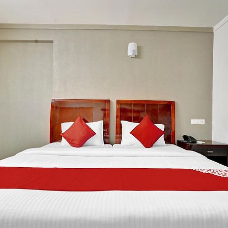 Hotel OYO Flagship 82582 Aec Residency à Mararikulam Extérieur photo