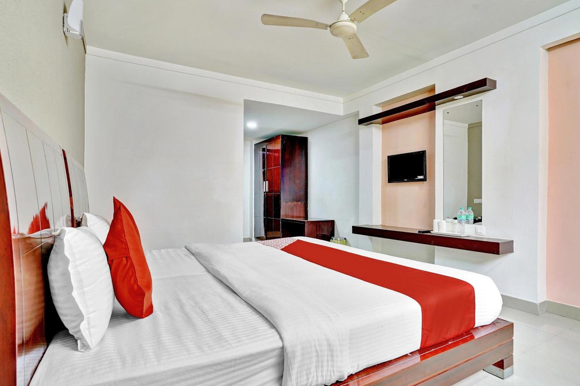 Hotel OYO Flagship 82582 Aec Residency à Mararikulam Extérieur photo