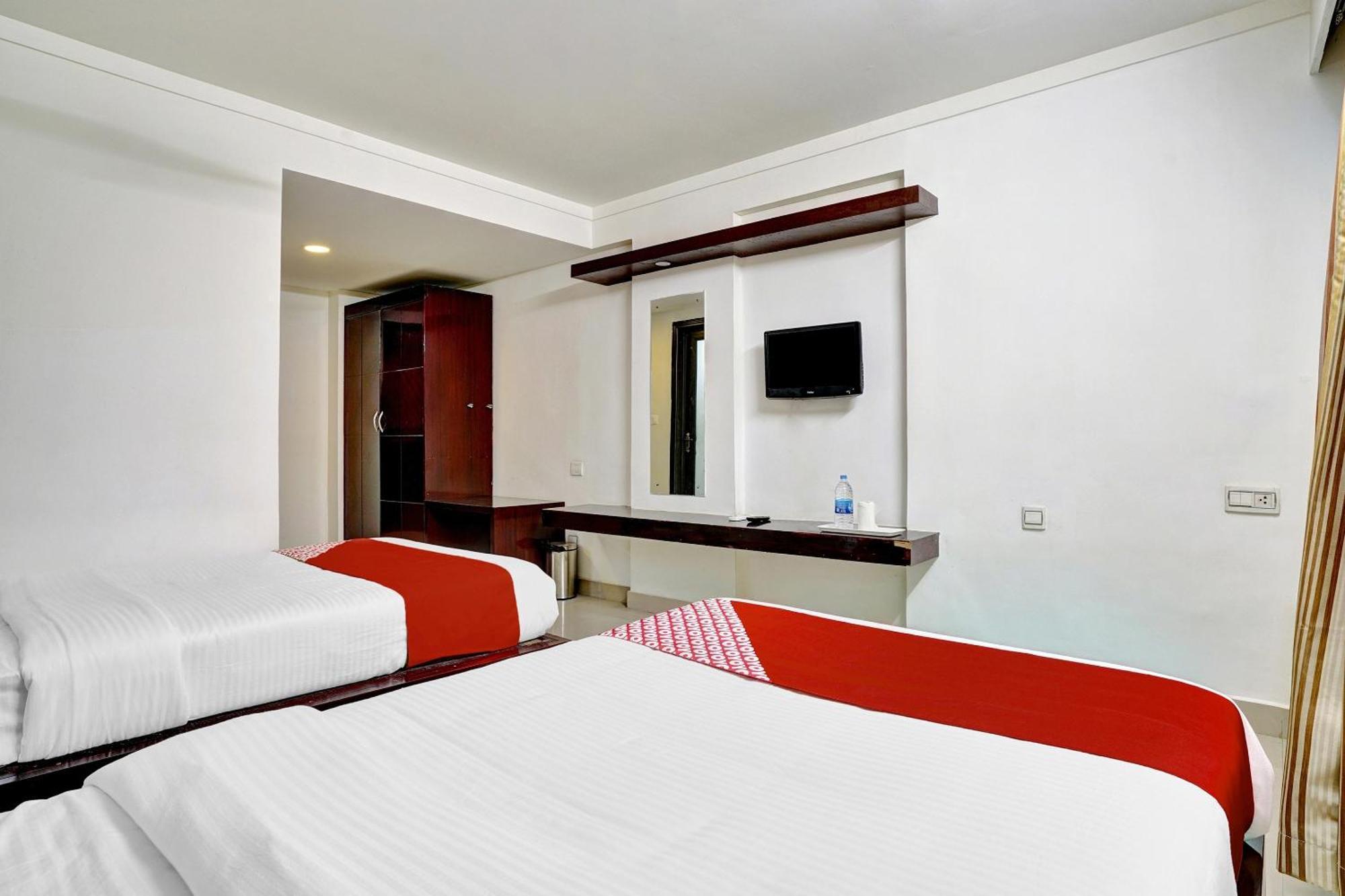 Hotel OYO Flagship 82582 Aec Residency à Mararikulam Extérieur photo