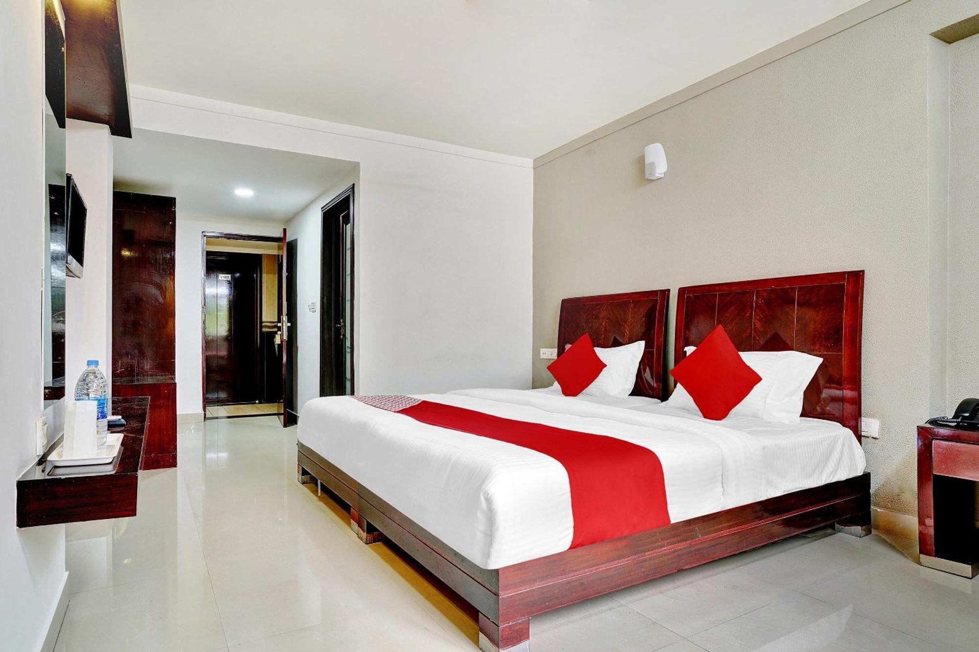 Hotel OYO Flagship 82582 Aec Residency à Mararikulam Extérieur photo